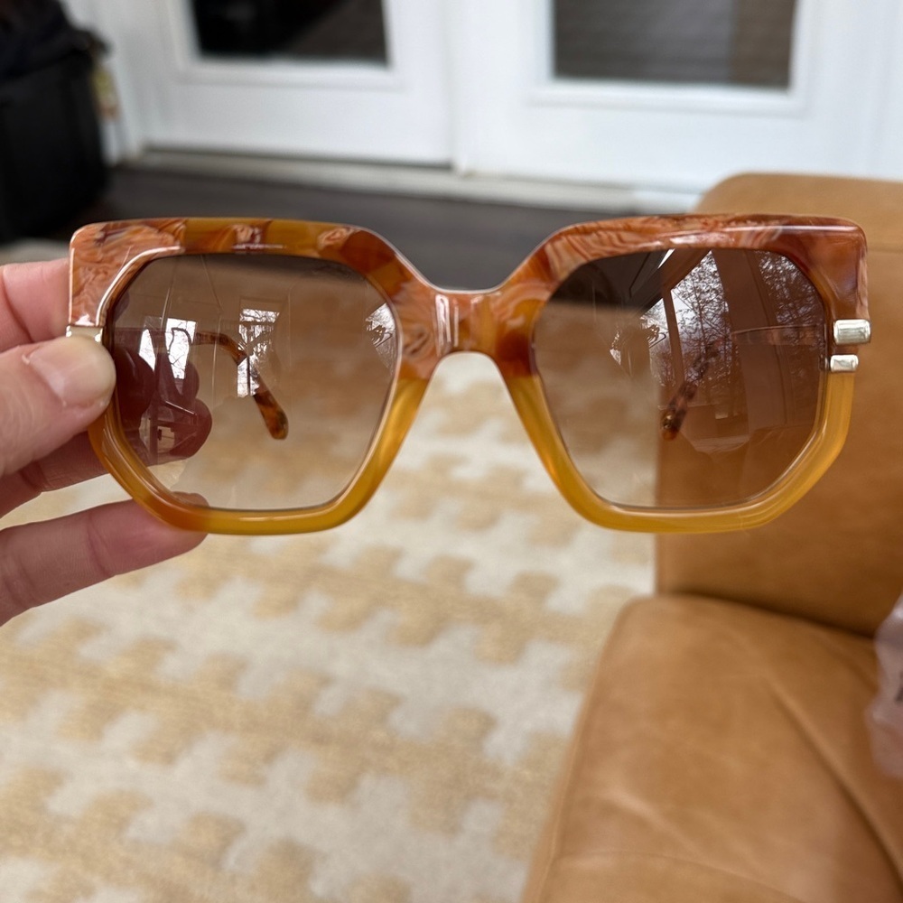 LIKE NEW $500 MSRP CHLOE West Butterfly Sunglasses in Brown - Picture 5 of 9